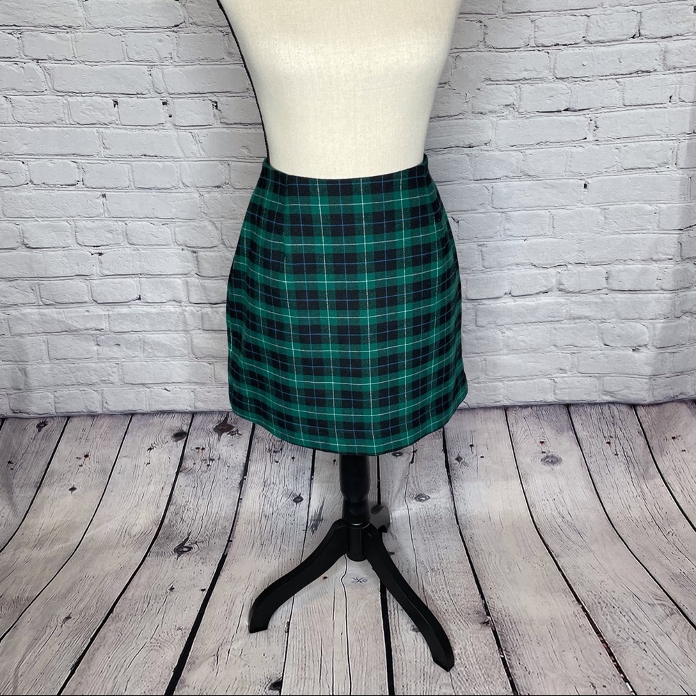 Old Navy Green and Black Plaid Lined Mini Skirt 4